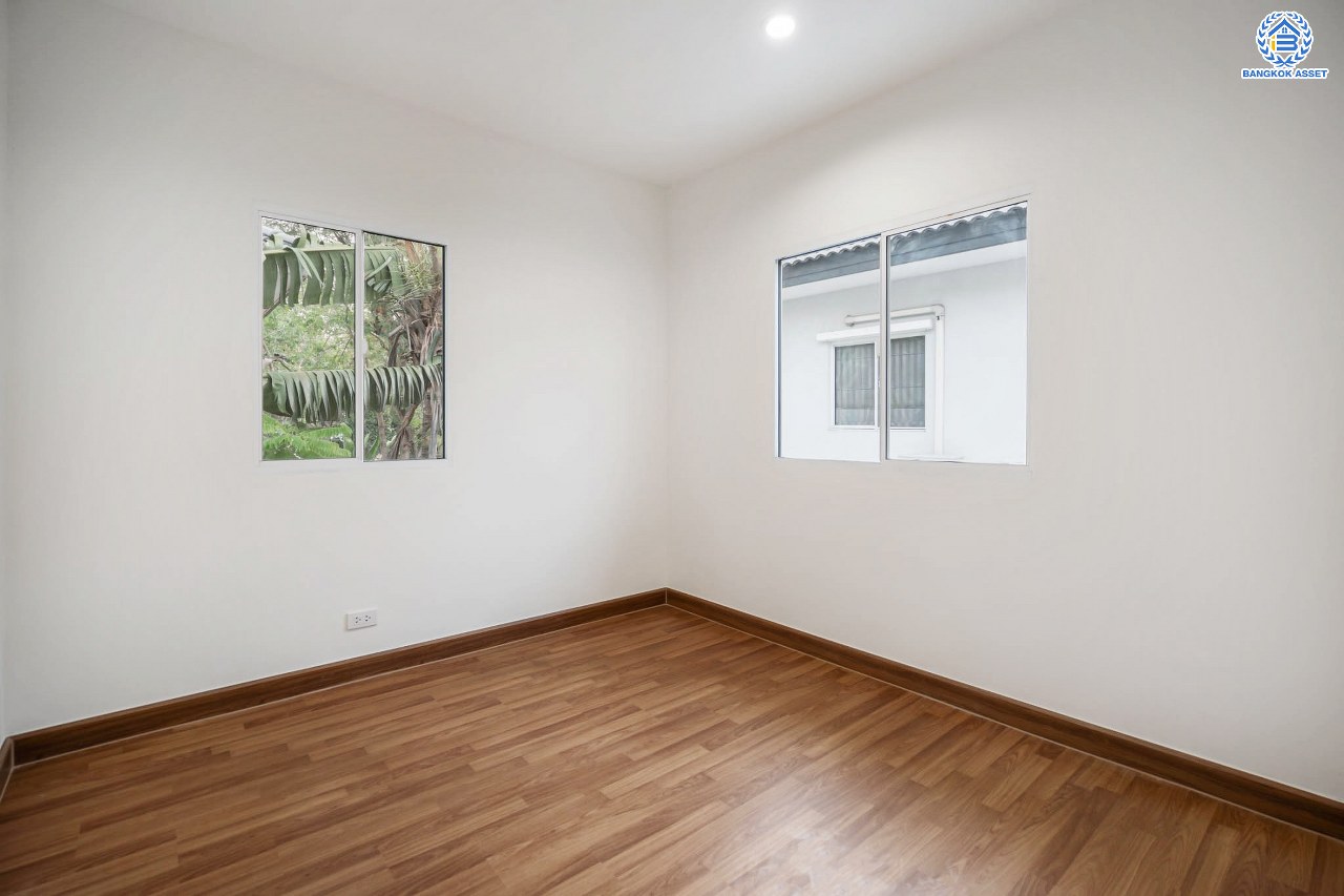 บ้านมือสองตกแต่งใหม่ โครงการ พฤกษาวิลเลจ30 เดอะซีซั่น แจ้งวัฒนะ-ราชพฤกษ์ ทำเลย่านปทุมธานี เนื้อที่ 50.7 ตร.ว. ฟังก์ชัน 3 ห้องนอน 2 ห้องน้ำ 1 ห้องอเนกประสงค์ จอดรถได้ 1 คัน เดินทางสะดวกสบายเข้า-ออกได้หลายเส้นทาง ใกล้เมืองทองธานี และจุดขึ้นทางด่วน "แจ้งวัฒนะ"